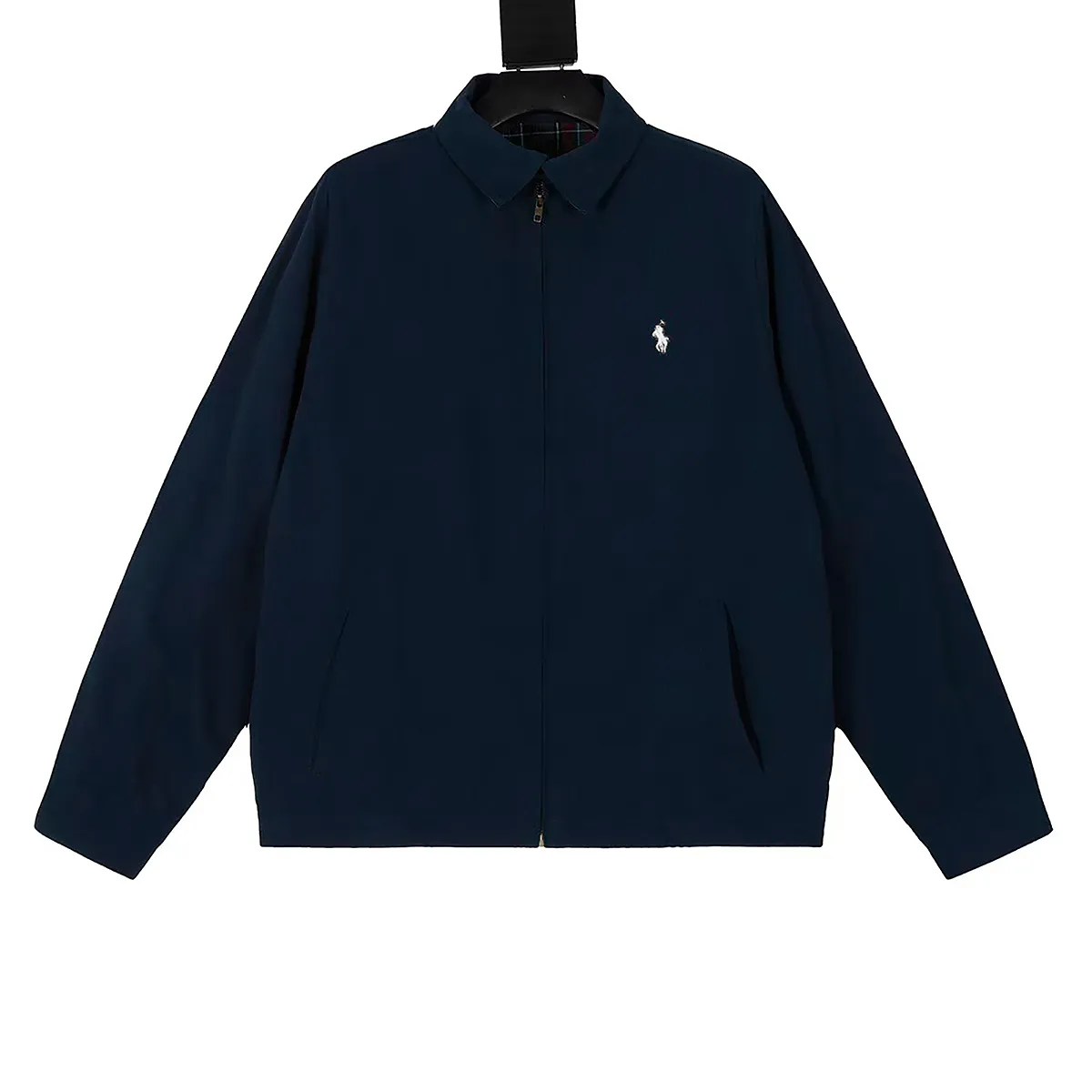 P306 💰Ralph Lauren/Ralph Lauren American vintage classic lapel old cadre retro jacket. Classic design. Timeless classic. The cotton fabric is thick and wide, showing a sense of vintage. The collar and cuffs are decorated with colorful plaid. It looks good on both men and women. Wear it as comfortable as you want. It focuses on relaxed retro YYDS. One piece for both men and women. An indispensable piece for autumn and winter. The most popular jacket at the moment. One hundred percent cotton twill is thick and thick, ⚠️correctly spaced red and green plaid lining, imported high-density embroidery. The Harrington jacket has a loose fit, is short and fat, and is super versatile. It is a clean fit and is suitable for both men and women. Color: Khaki Navy Black Size: M-XXL Size Length Bust Sleeve Length Shoulder Width M 67 110 61 L 68 114 62 XL 70 118 63 2XL 72 122 64